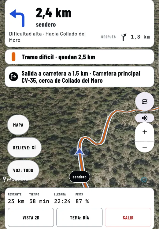 El navegador de la app de Corally en un móvil, en vista inclinada sobre satélite: un sendero de dificultad alta en naranja, «Tramo difícil · quedan 2,5 km» y la salida a carretera más cercana.